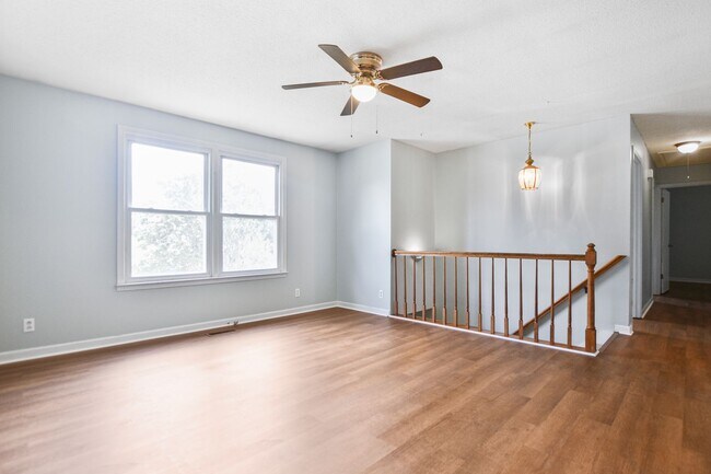 Building Photo - Pet Friendly Three Bedroom!