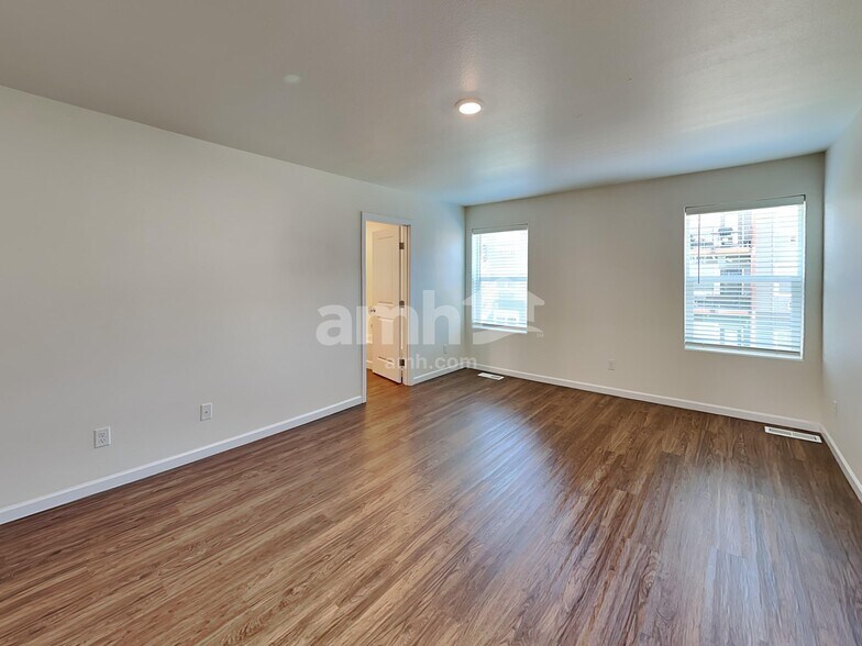 Building Photo - 2323 NW Matteo Dr