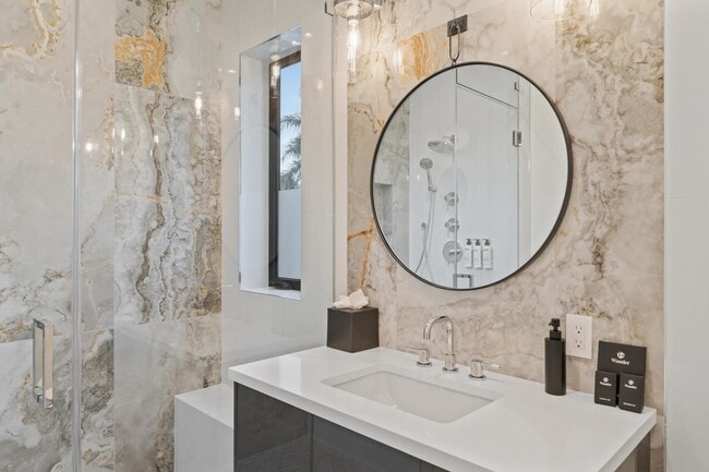 Building Photo - 214 28th St