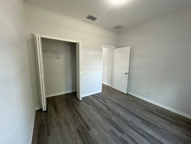 Building Photo - Newer Single Family Home 3-2-2 Seminole