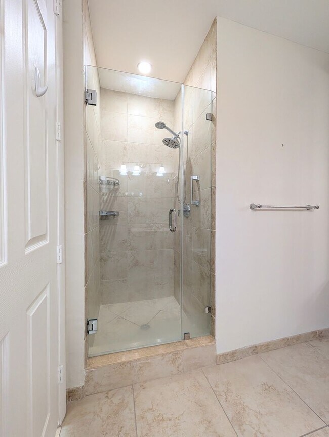 Building Photo - Modern 1BR/1BA Condo with 2 Parking Spaces – Prime Coral Gables Location