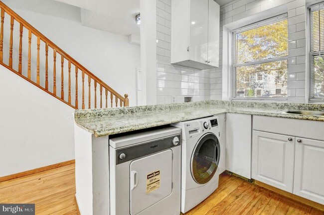 Building Photo - 470 Ridge St NW