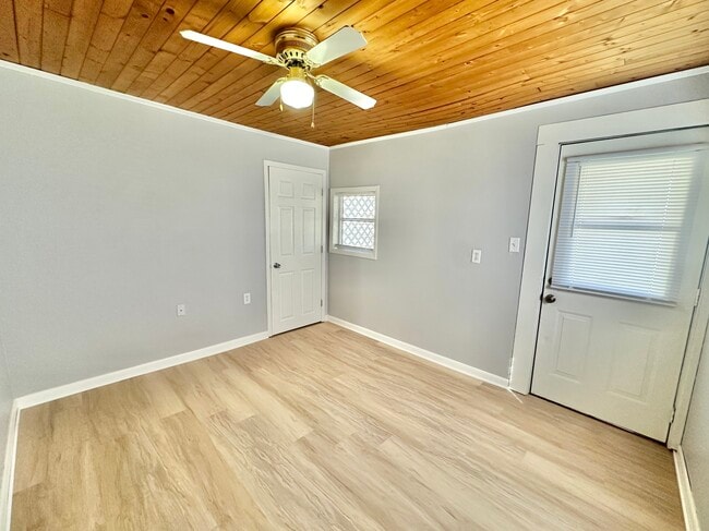 Building Photo - 1023 Hackett St