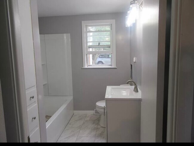 Building Photo - 82 Brookwood Way S