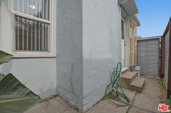 Building Photo - 2317 Ocean Park Blvd
