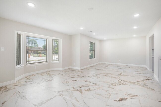 Building Photo - 7711 Antoine Dr
