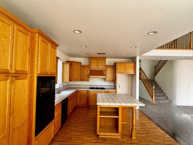 Building Photo - Fabulous Serrano Home