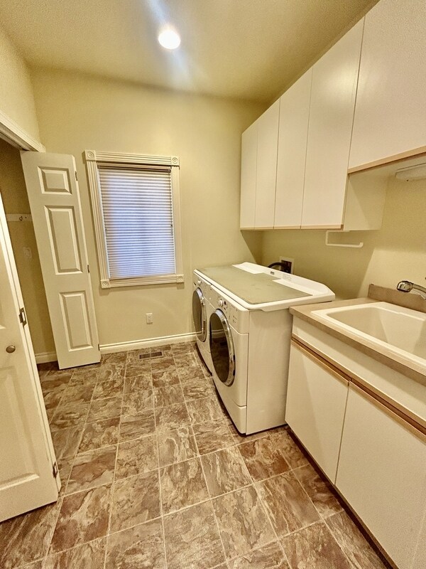 Building Photo - 560 E Maberry Dr