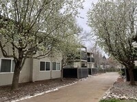 Building Photo - Menlo Pointe