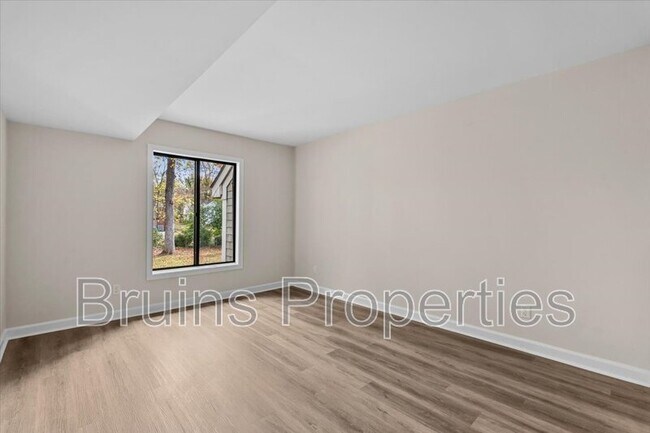 Building Photo - 1522 Benjamin Pkwy