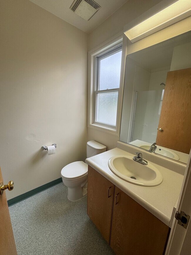 Building Photo - ***REDUCED SECURITY DEPOSIT*** Cottage style  5 bedroom apartment 3 1/2 blocks from campus