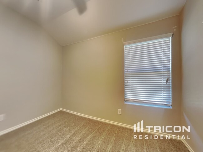 Building Photo - 1252 Edgewater Dr