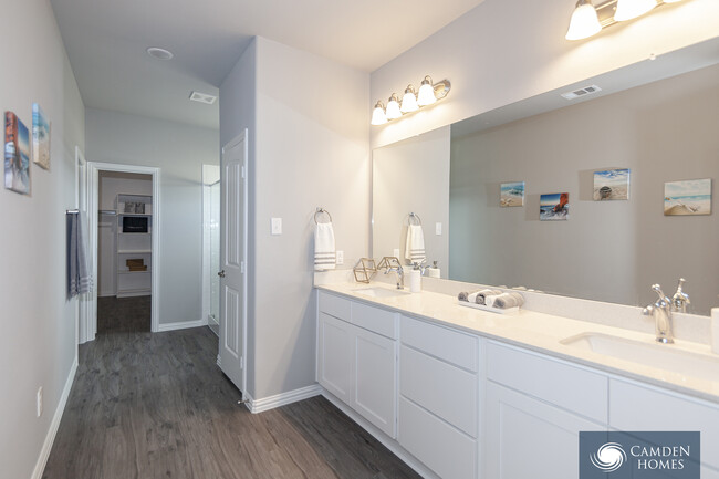 Building Photo - 651 Pinnacle Dr