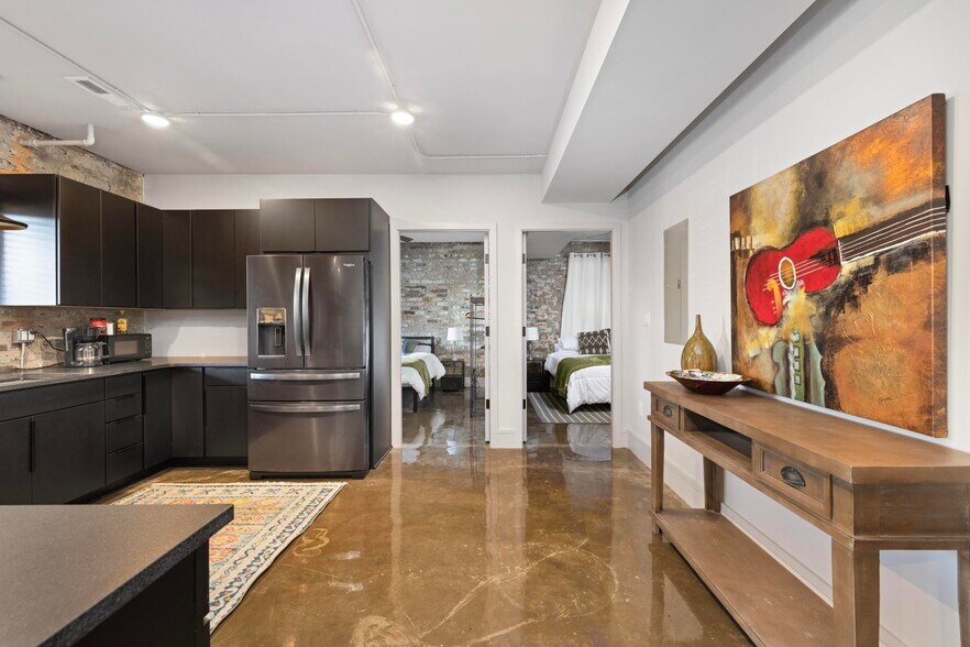 Building Photo - 18 Bank St