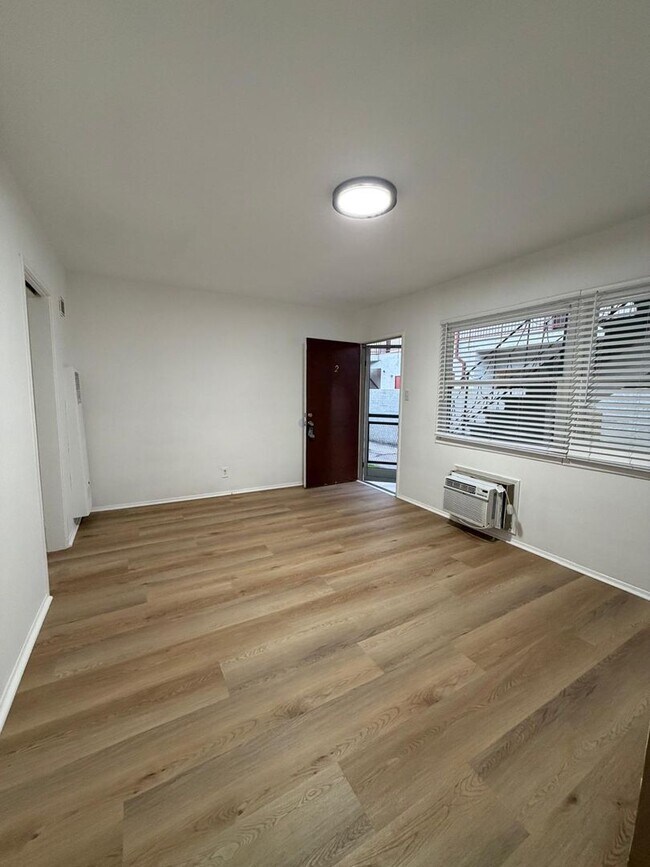 Interior Photo - 935 N Louise St Apartments