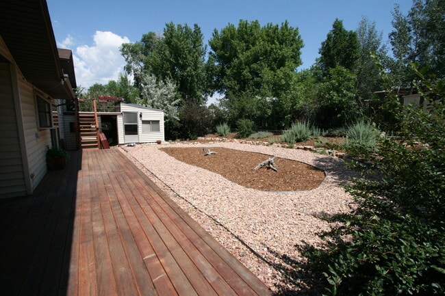 Building Photo - Exceptional 3 bedroom tri-level home close to UCCS!