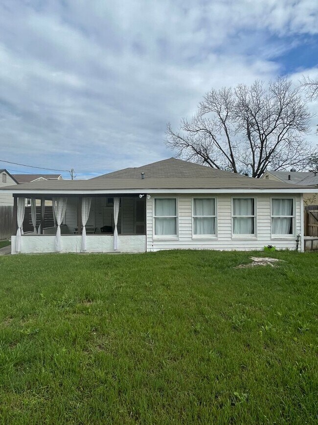 Building Photo - Charming Olmos Park Terrace Rental