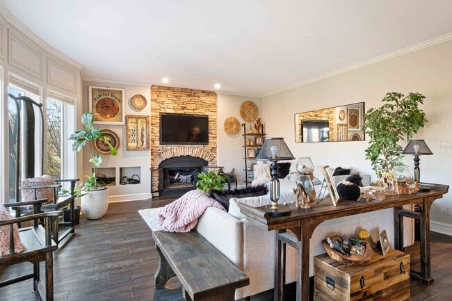Building Photo - Fully-Furnished Luxurious Home in Nevillewood