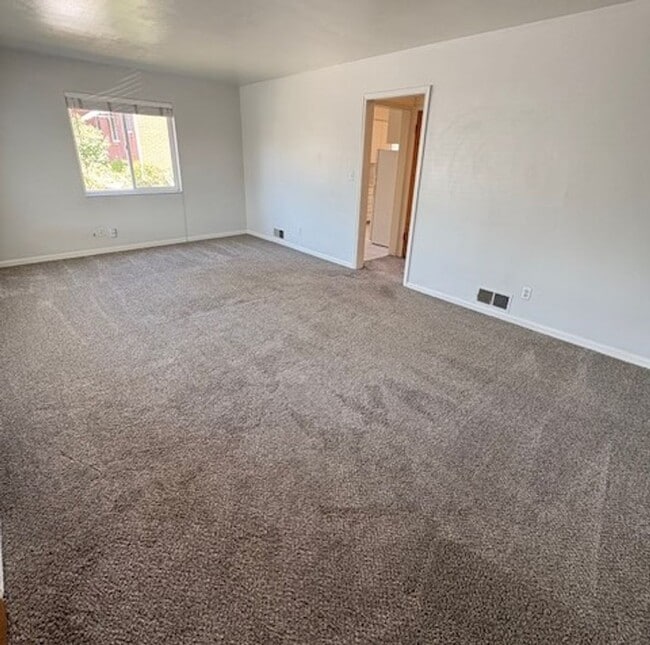 Building Photo - 3 Bedroom Duplex in Sugarhouse!