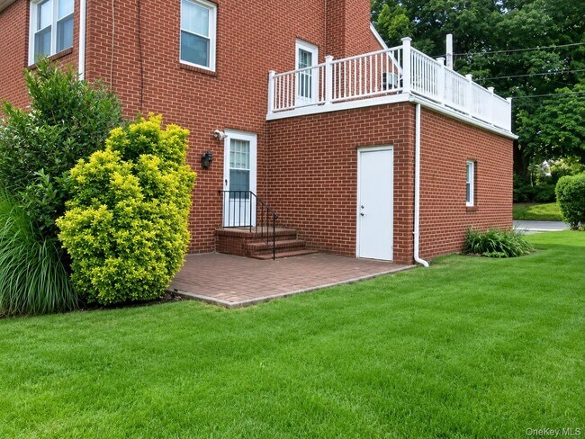 Building Photo - 121 Manhasset Ave