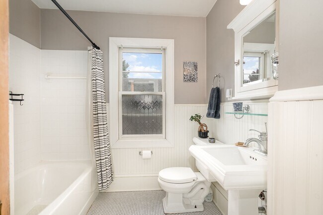 Building Photo - Spacious 4BR/2BA Single-Family Home in Mer...