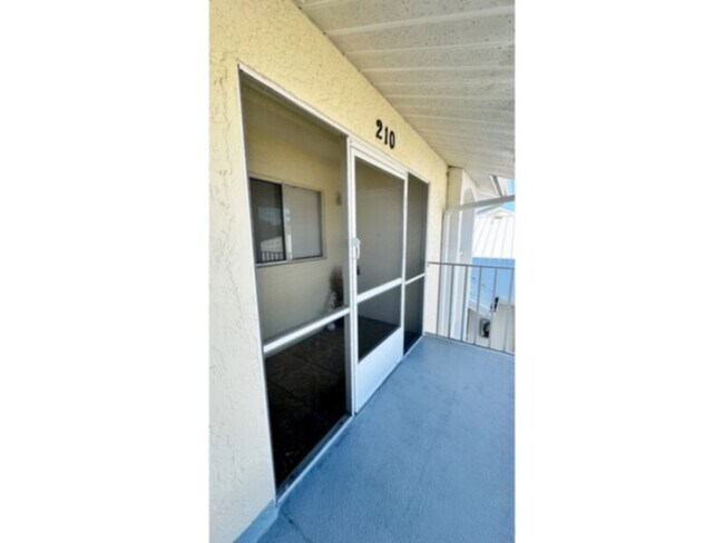 Building Photo - 2 Bedroom/2 Bath Condo! SW Cape Coral near...