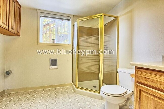 Building Photo - 3 Bed, 2.5 Baths Home with Family Room and...