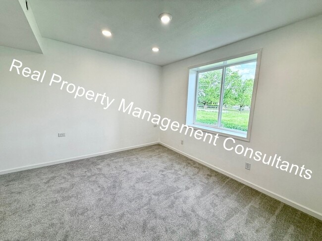 Building Photo - Extraordinary 4 bedroom home in Lee's Summit
