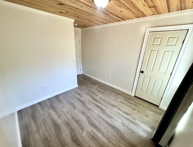 Building Photo - Cute newer home with large fenced yard!