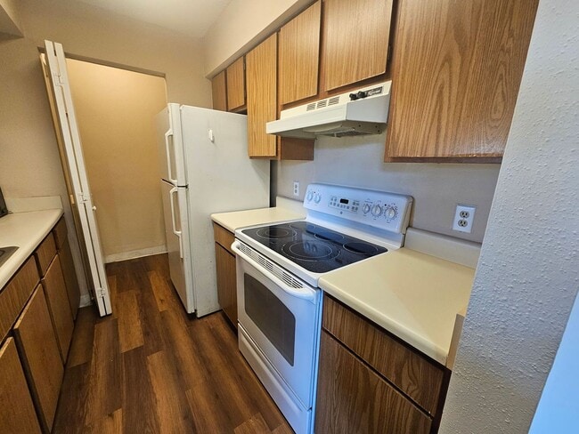 Building Photo - 1 Bedroom/ 1 Bath 3rd Floor Condo In Village Creek