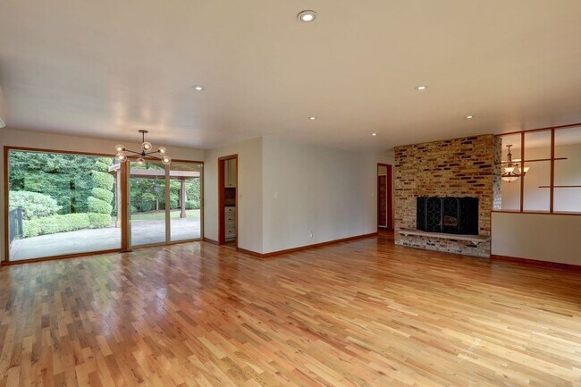 Building Photo - Welcome Home to Your Beautiful Oasis in En...