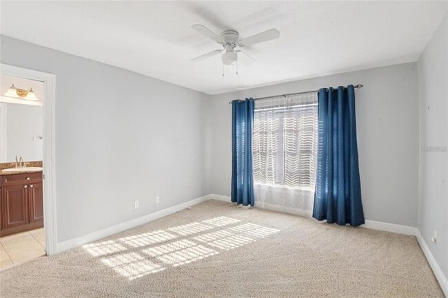 Building Photo - 300 Valencia Cir