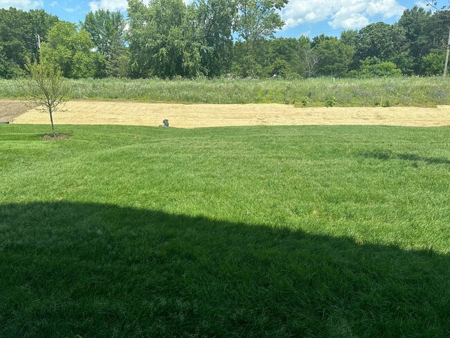 Building Photo - 3 Bed +Den Nearly Brand New $2350