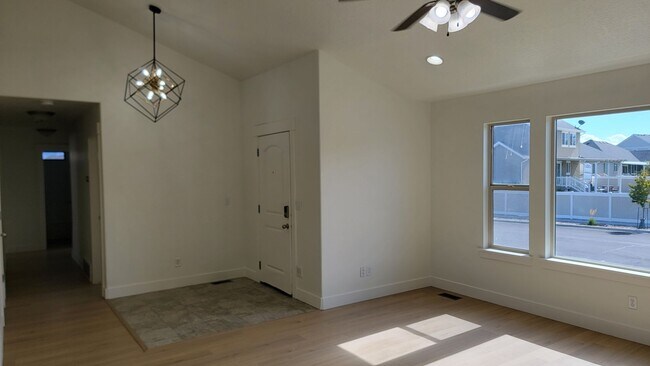 Building Photo - Large and Spacious Lehi Home