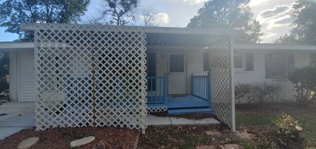 Building Photo - 1602 Crescent Dr