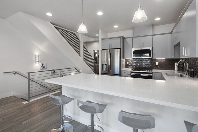 Building Photo - Downtown Executive Furnished Townhouse