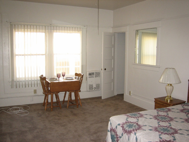 Living Area - Wilshire Apartments