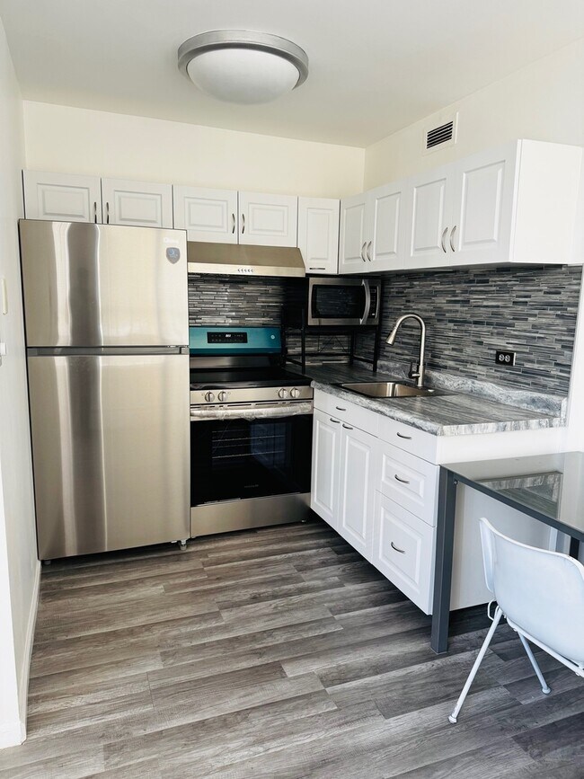 Building Photo - 6171 N Sheridan Rd