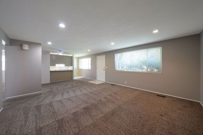 Building Photo - Charming Condo in Meadowbrook Village w 1 ...