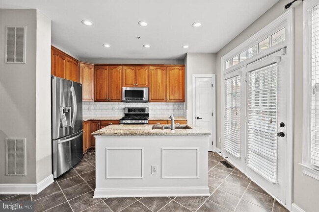 Building Photo - 306 S Fayette St