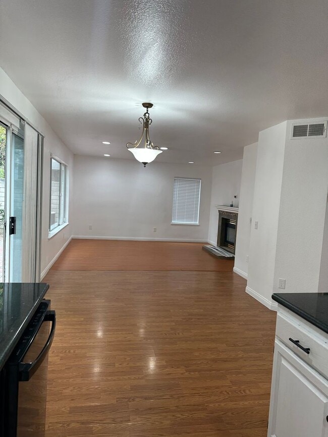 Building Photo - Stunning 3 Bed 3 Bath Duplex in Placentia with Open Floor Plan and Vaulted Ceilings.