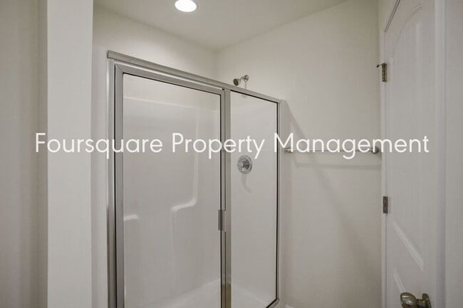 Building Photo - Townhome | Washer/ Dryer Included | Back P...