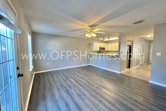 Building Photo - AVAILABLE NOW - Fort Walton Beach townhome!