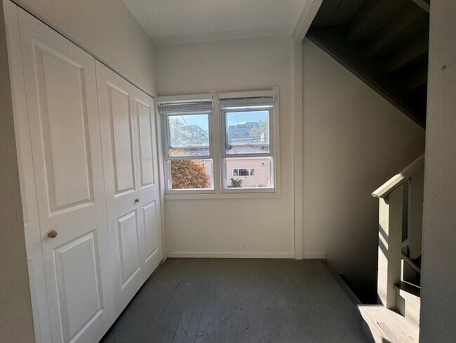 Building Photo - 3834 N Hermitage Ave