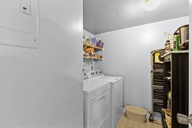 Building Photo - 1004 Green Pine Blvd