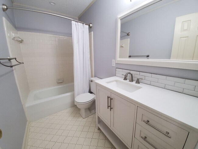 Building Photo - 225 Woodglen Dr