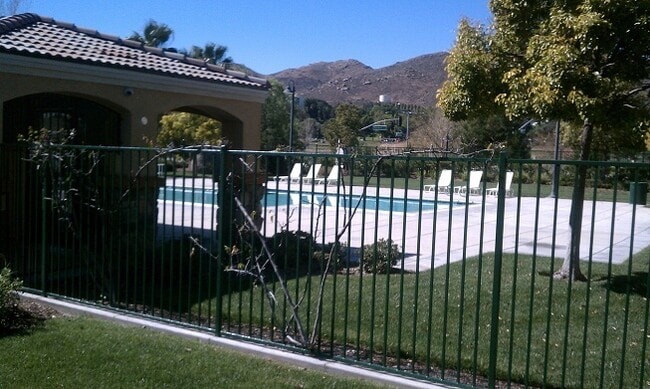 Building Photo - Nice 4 Bed 2.5 Bath home in Riverside! New Appliances! Call Today!