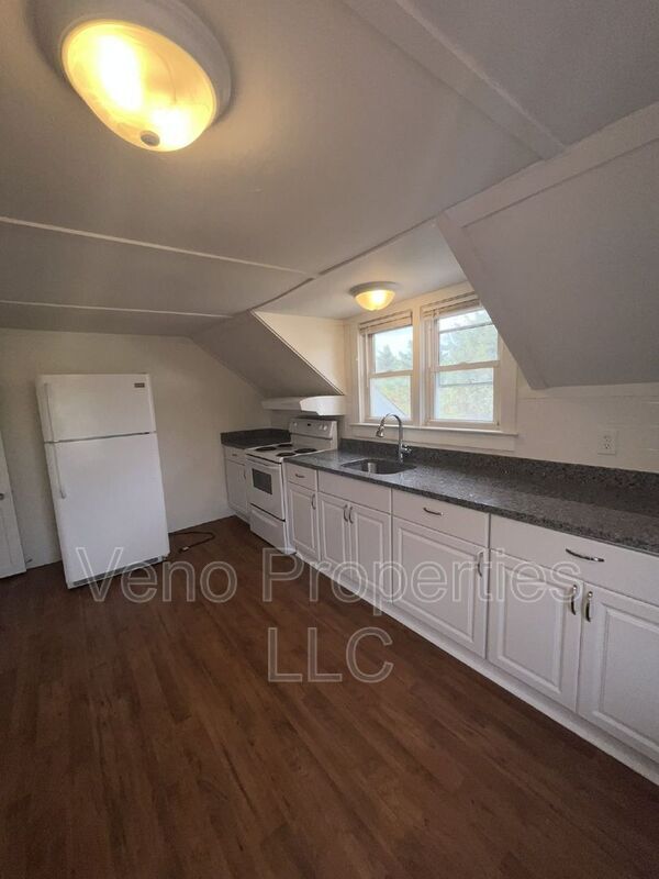 Building Photo - 32 Russell Rd