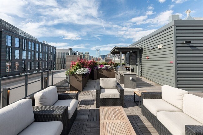 Building Photo - 32 Traveler St