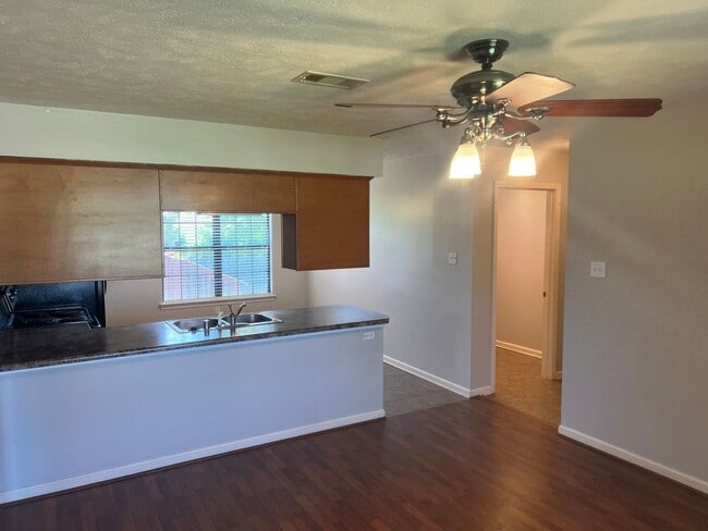 Building Photo - 3 Bed 2 Bath Home